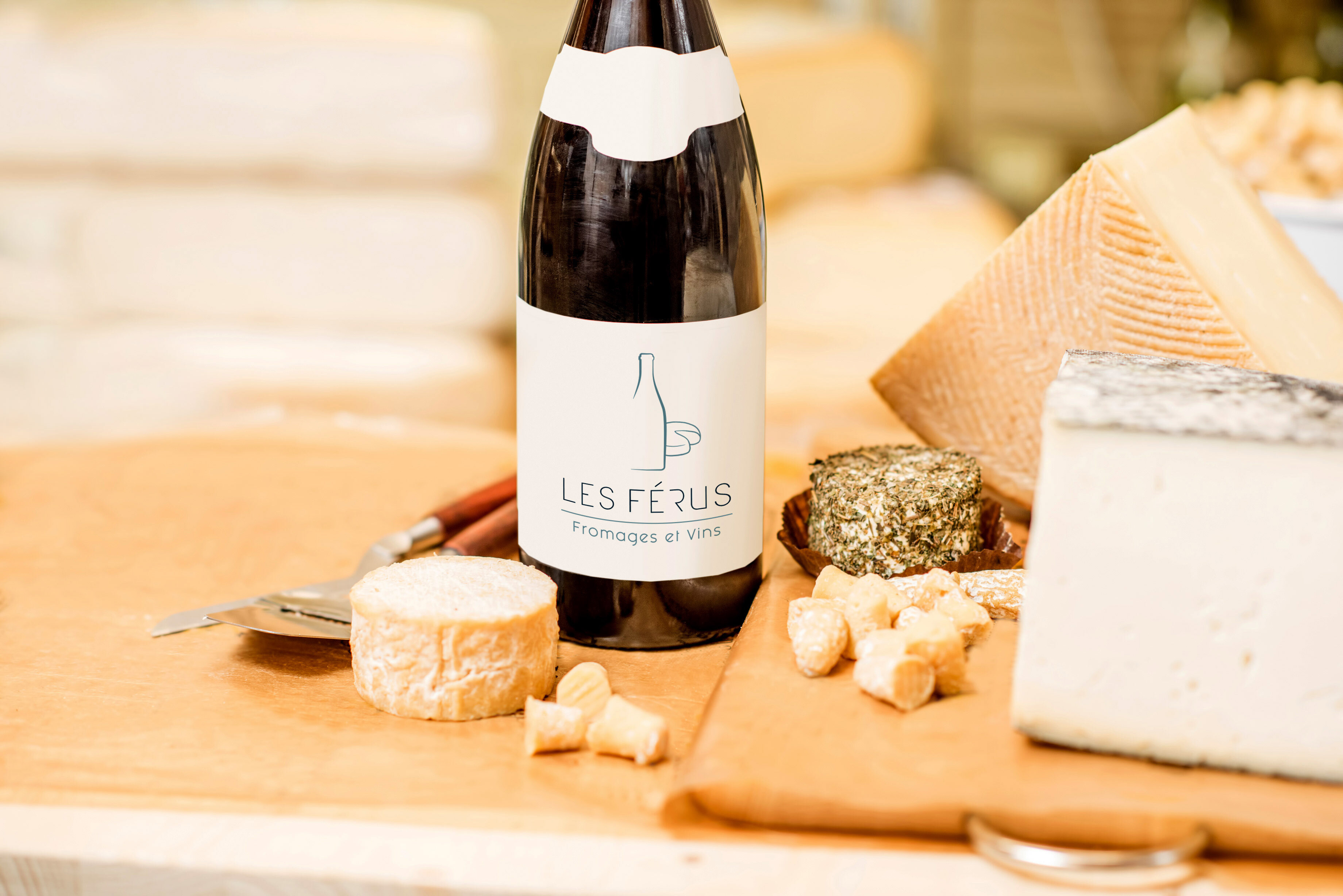 Fromages sur un plateau avec une bouteille de vin